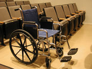 Cadeira de rodas em um teatro.