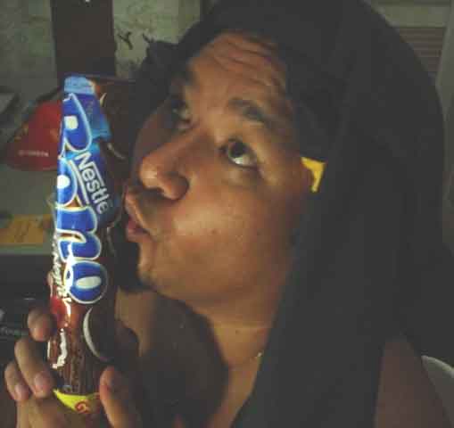 Garota beijando o Bono