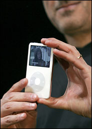 Steve Jobs segurando o iPod vÃ­deo